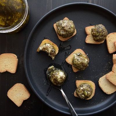 Chèvre mariné en croûte de noix et Kombu Royal