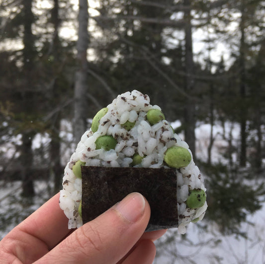 Onigiri aux edamame et à la nori