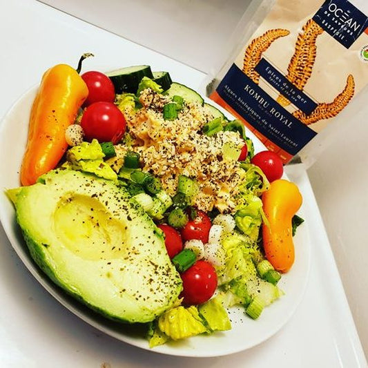 Tofu fumé piquant sur salade assaisonnée à la Wakamé