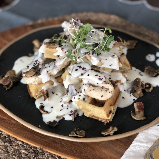 Gaufres au Bacon de mer avec garniture au poulet, bacon, champignons et béchamel