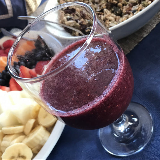 Smoothie aux petits fruits et à la spiruline marine